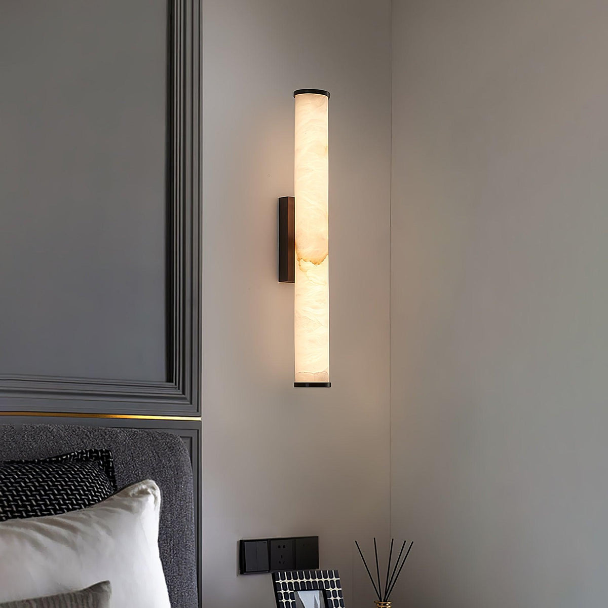 Wandlamp Art Deco met Cilindrische Alabaster Kap en Metalen Bevestiging