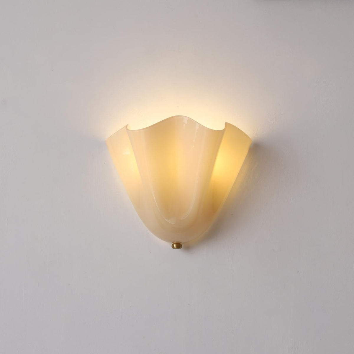 Wandlamp Art Deco met Geblazen Glas en Organische Bloemenvorm
