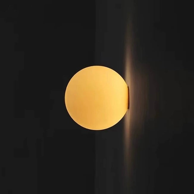 Wandlamp Bol LED met Mat Glazen Kap voor Badkamer en Gang