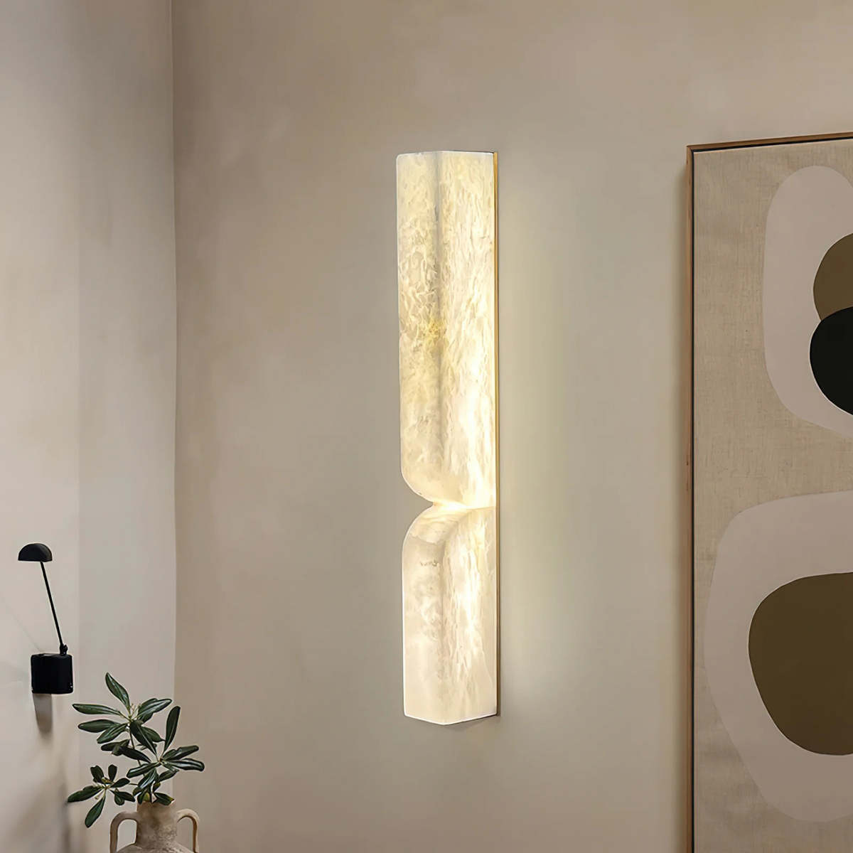Wandlamp Japandi Sculpturaal met Albasten Kap en Messing Voet