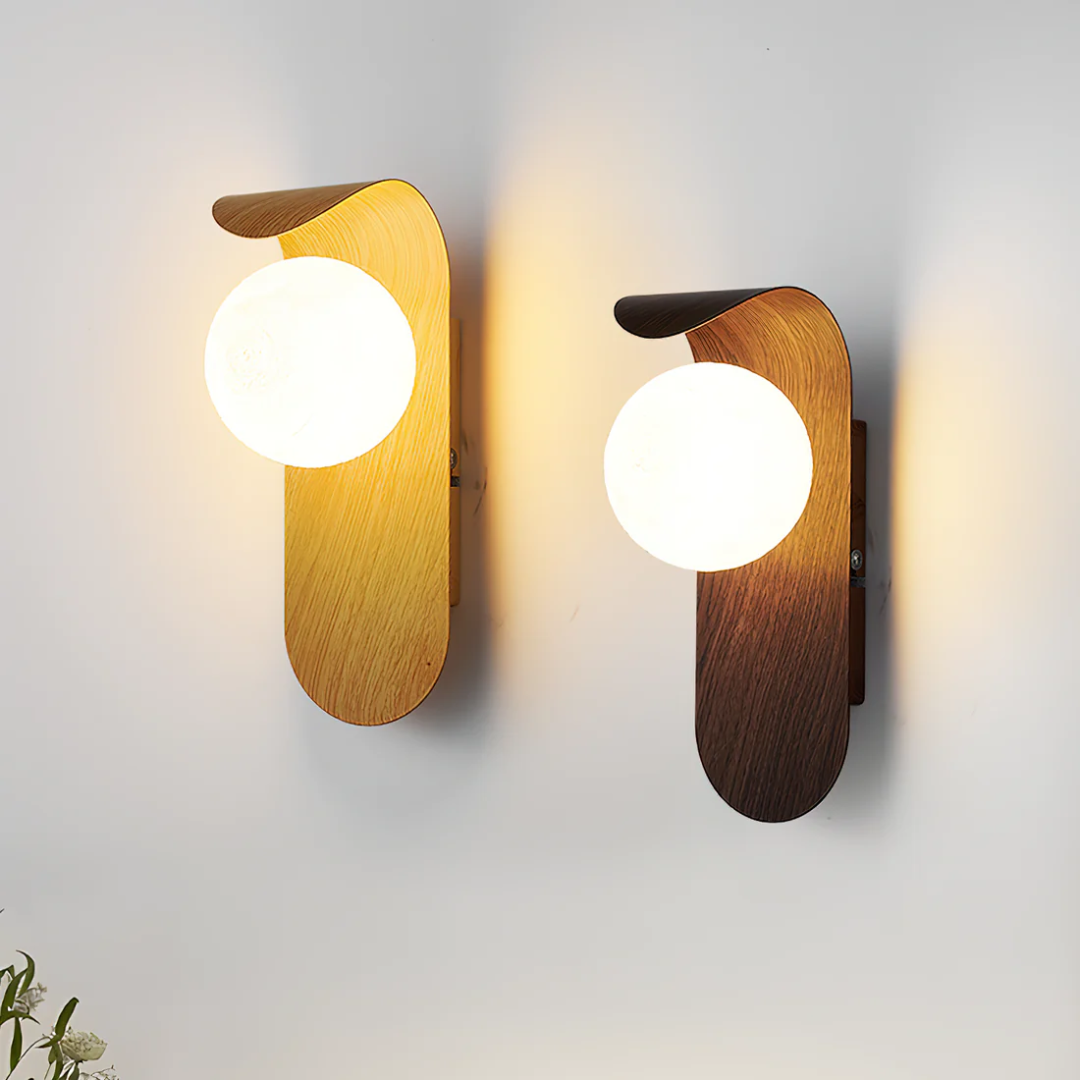 Wandlamp Scandinavisch met Houten Backplate en Glazen Bol