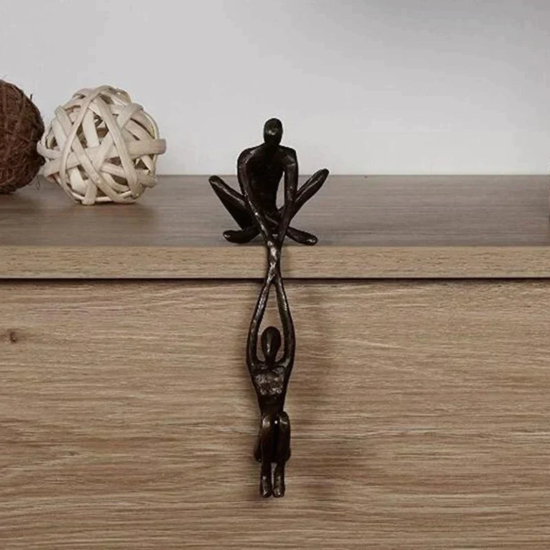 Abstracte Sculptuur van Twee Figuren met Symbolisch Design