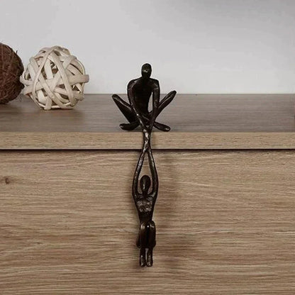 Abstracte Sculptuur van Twee Figuren met Symbolisch Design