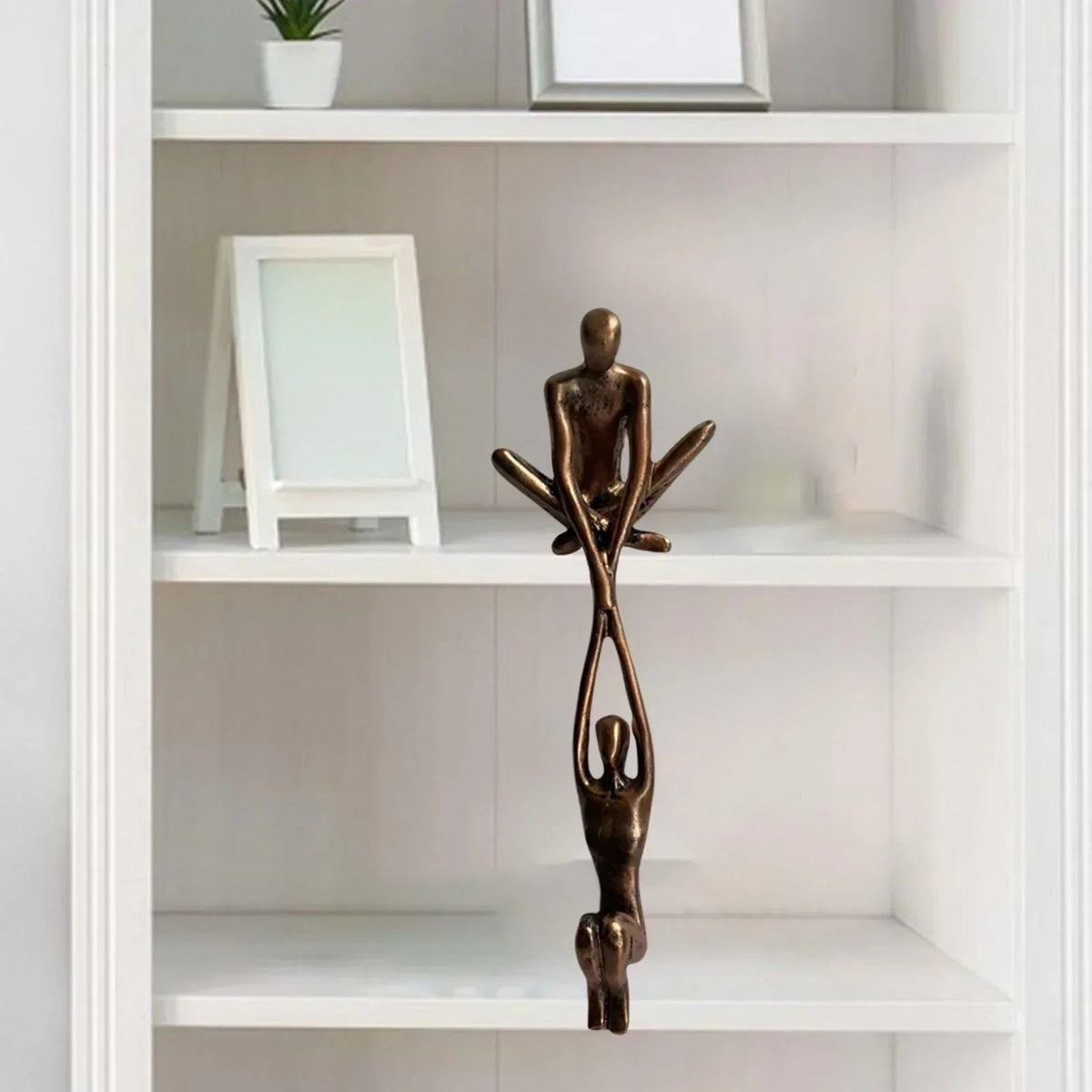 Abstracte Sculptuur van Twee Figuren met Symbolisch Design
