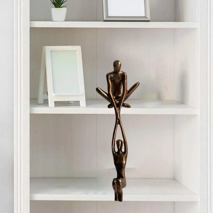 Abstracte Sculptuur van Twee Figuren met Symbolisch Design