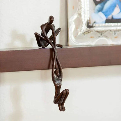 Abstracte Sculptuur van Twee Figuren met Symbolisch Design