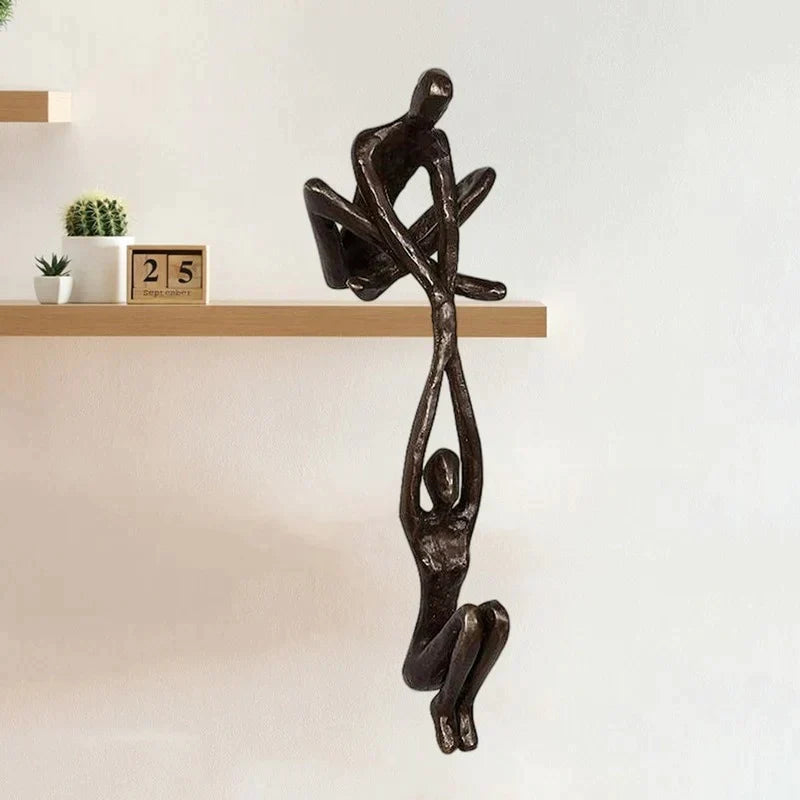 Abstracte Sculptuur van Twee Figuren met Symbolisch Design