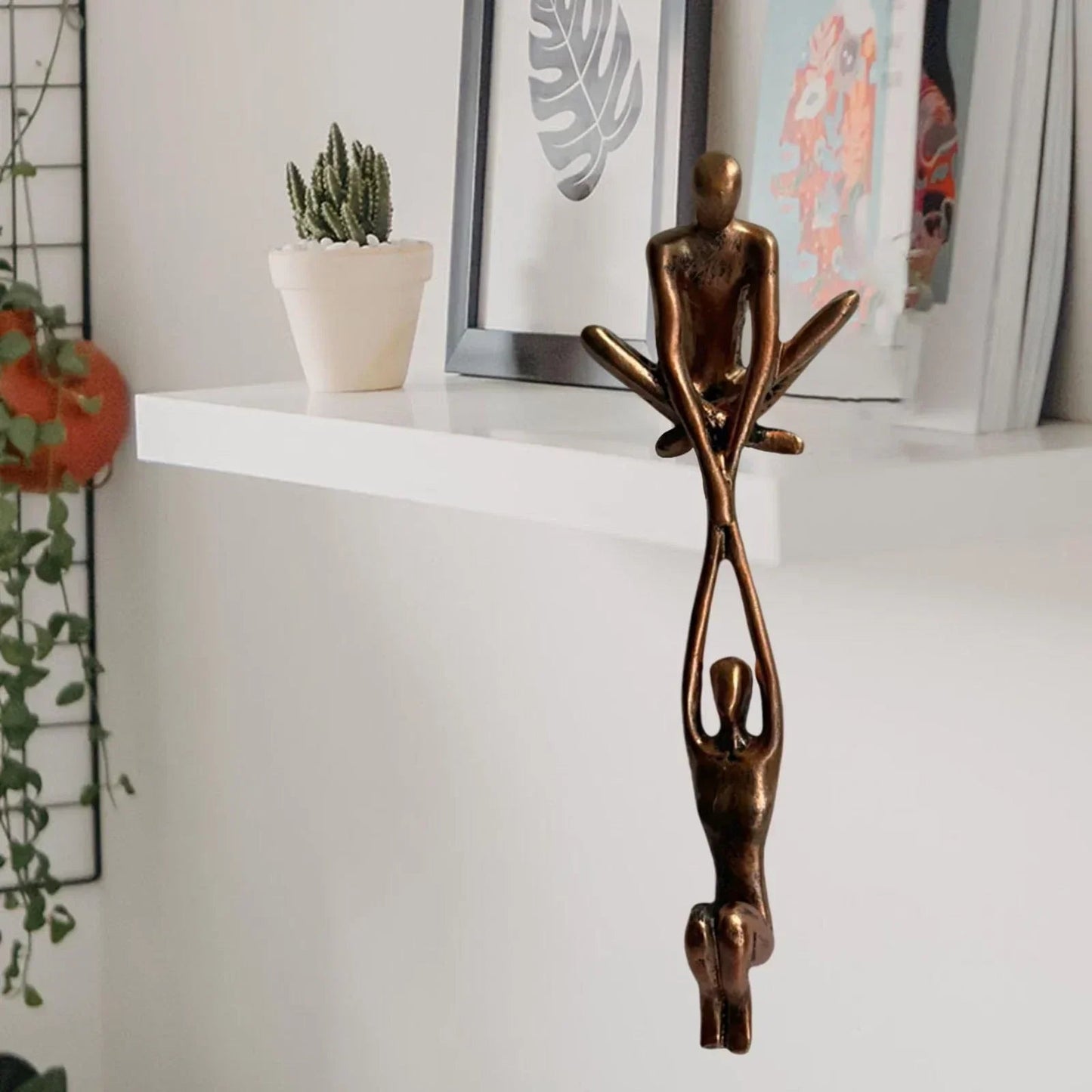 Abstracte Sculptuur van Twee Figuren met Symbolisch Design