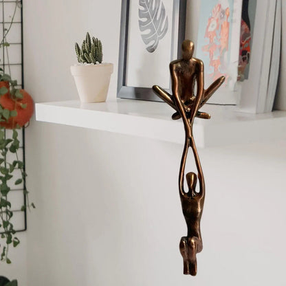 Abstracte Sculptuur van Twee Figuren met Symbolisch Design