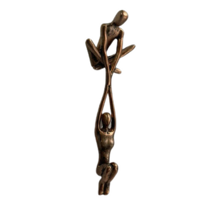 Abstracte Sculptuur van Twee Figuren met Symbolisch Design