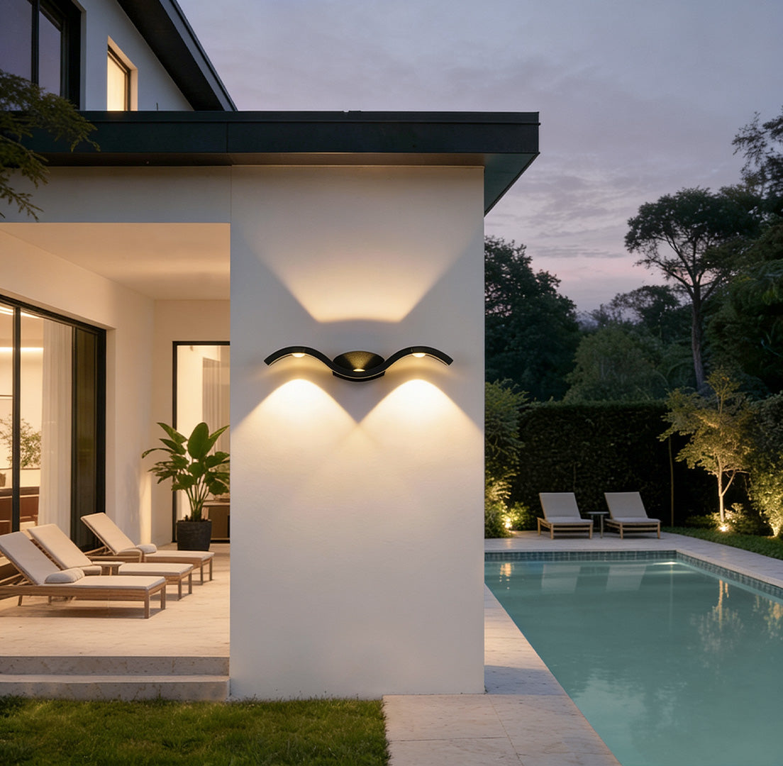 Buiten Wandlamp Modern met Golvend Design en Bidirectionele LED Verlichting IP65