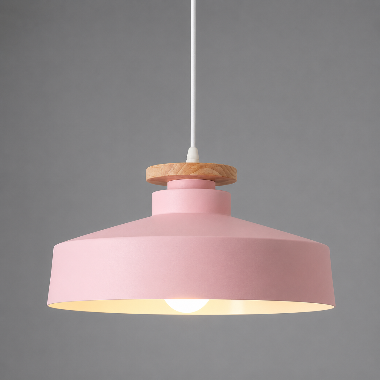 Hanglamp Scandinavisch met Houten Detail en Metalen Kap