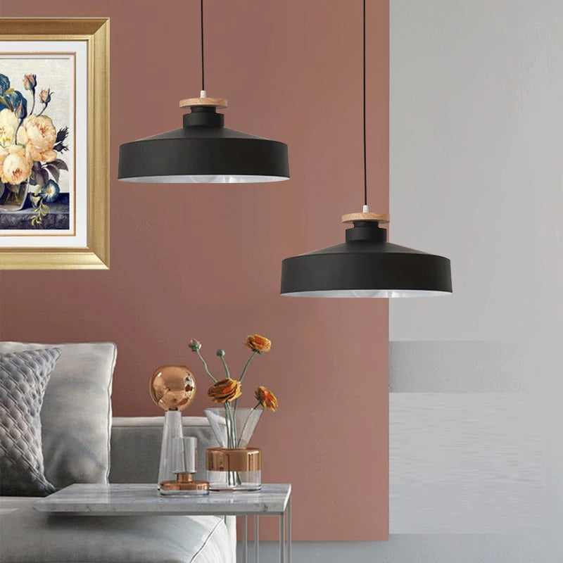 Hanglamp Scandinavisch met Houten Detail en Metalen Kap