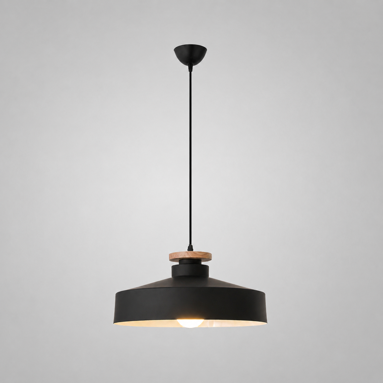 Hanglamp Scandinavisch met Houten Detail en Metalen Kap