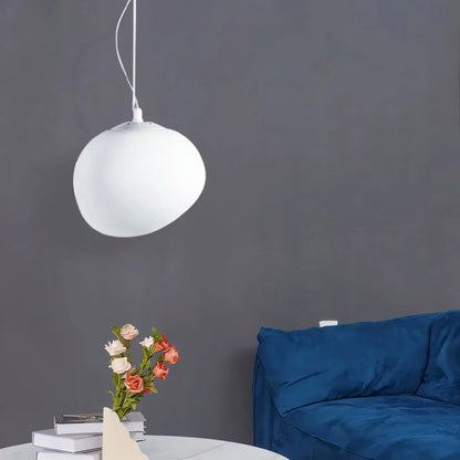 Hanglamp Scandinavisch met Organische Kiezelsteenvorm en Melkglas Kap