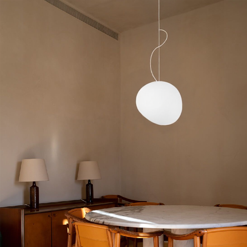 Hanglamp Scandinavisch met Organische Kiezelsteenvorm en Melkglas Kap