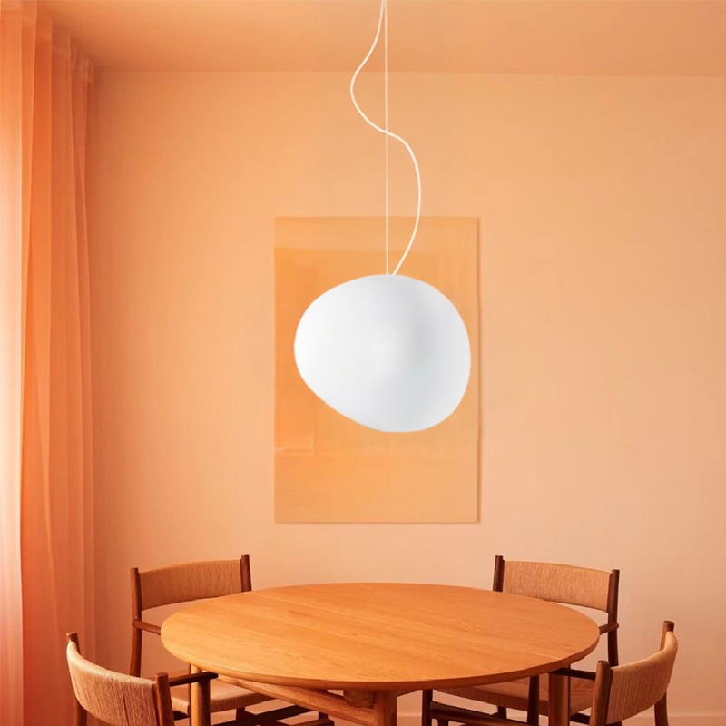 Hanglamp Scandinavisch met Organische Kiezelsteenvorm en Melkglas Kap