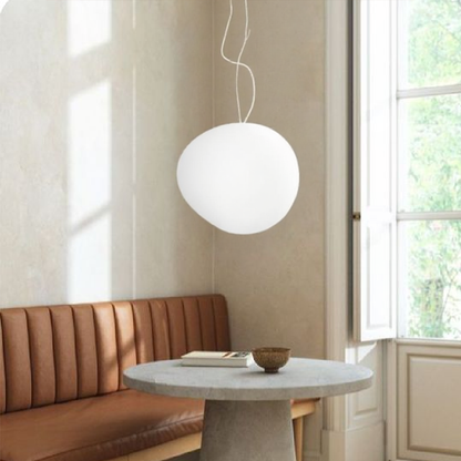 Hanglamp Scandinavisch met Organische Kiezelsteenvorm en Melkglas Kap