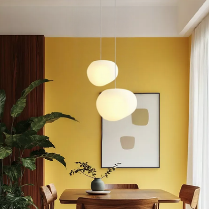 Hanglamp Scandinavisch met Organische Kiezelsteenvorm en Melkglas Kap