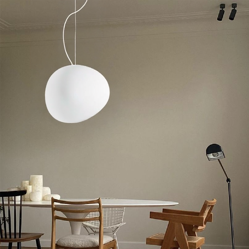 Hanglamp Scandinavisch met Organische Kiezelsteenvorm en Melkglas Kap