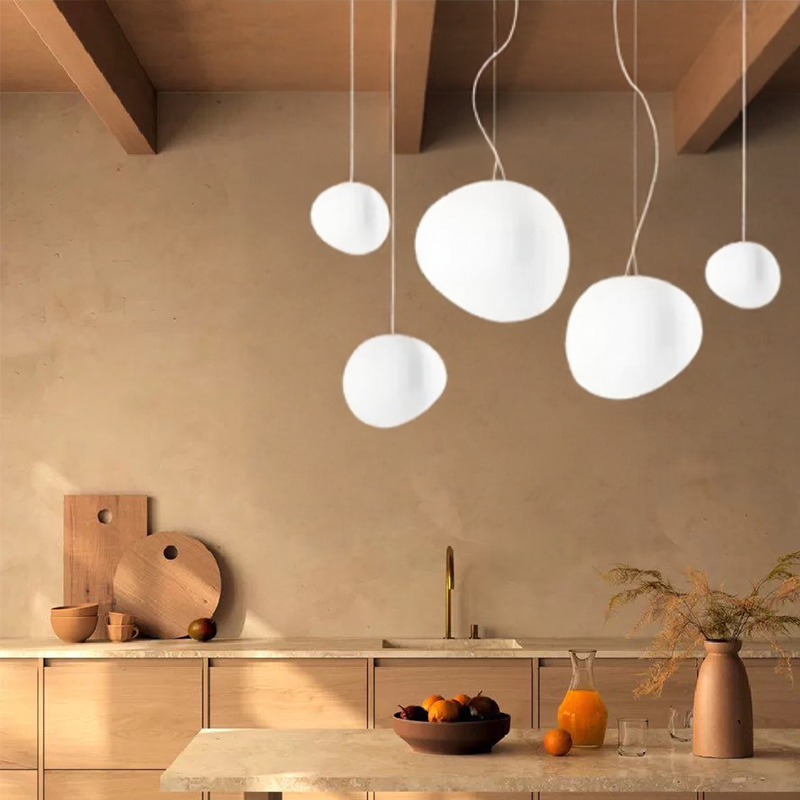 Hanglamp Scandinavisch met Organische Kiezelsteenvorm en Melkglas Kap