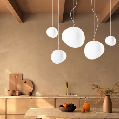Hanglamp Scandinavisch met Organische Kiezelsteenvorm en Melkglas Kap