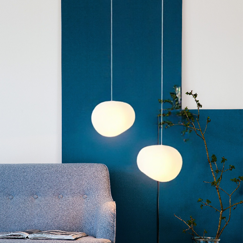 Hanglamp Scandinavisch met Organische Kiezelsteenvorm en Melkglas Kap