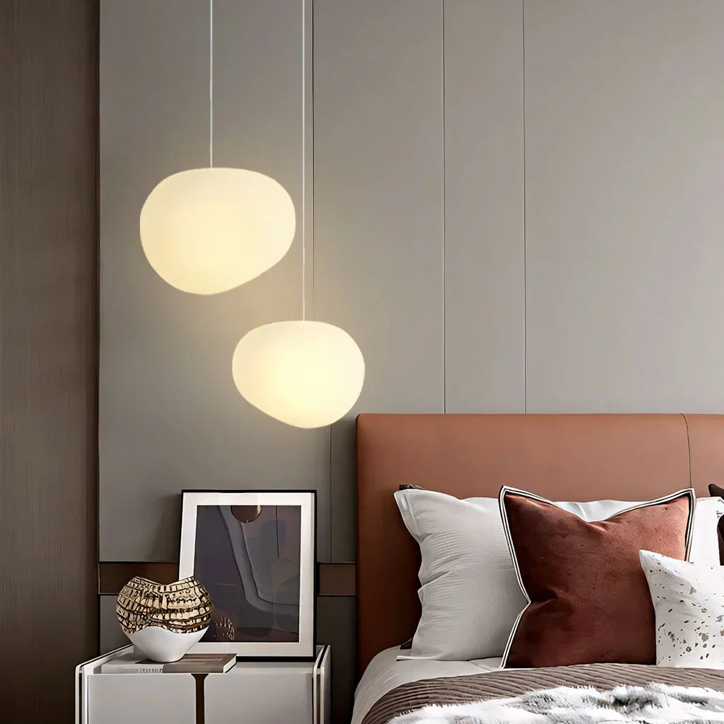 Hanglamp Scandinavisch met Organische Kiezelsteenvorm en Melkglas Kap