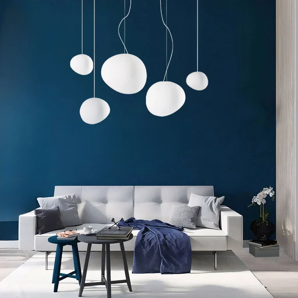 Hanglamp Scandinavisch met Organische Kiezelsteenvorm en Melkglas Kap