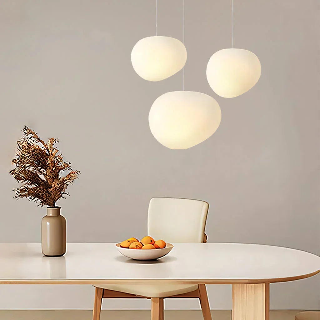 Hanglamp Scandinavisch met Organische Kiezelsteenvorm en Melkglas Kap