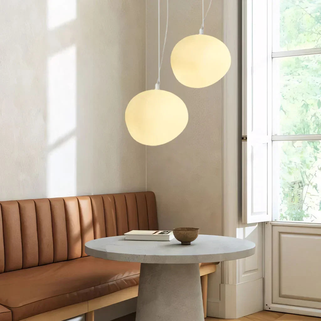 Hanglamp Scandinavisch met Organische Kiezelsteenvorm en Melkglas Kap