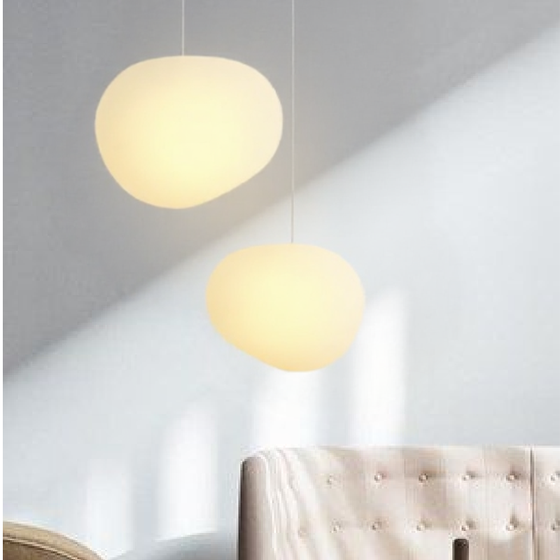 Hanglamp Scandinavisch met Organische Kiezelsteenvorm en Melkglas Kap