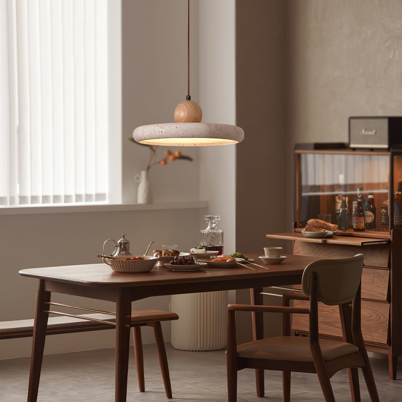 Hanglamp Scandinavisch met Ronde Travertijn Kap en Houten Bol