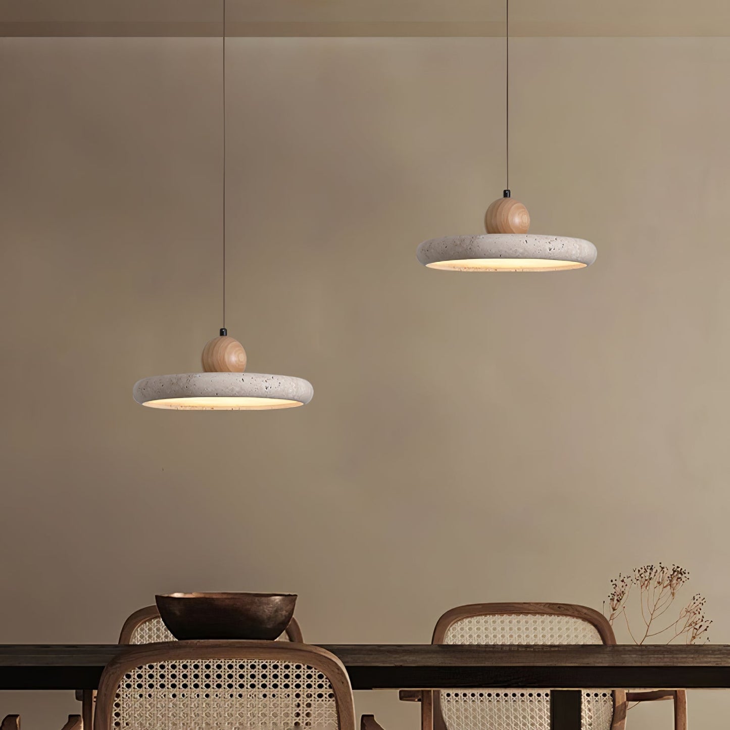 Hanglamp Scandinavisch met Ronde Travertijn Kap en Houten Bol