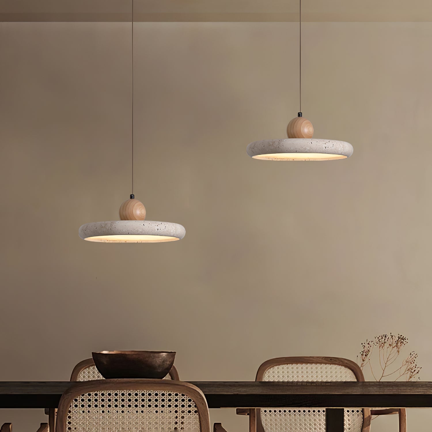 Hanglamp Scandinavisch met Ronde Travertijn Kap en Houten Bol