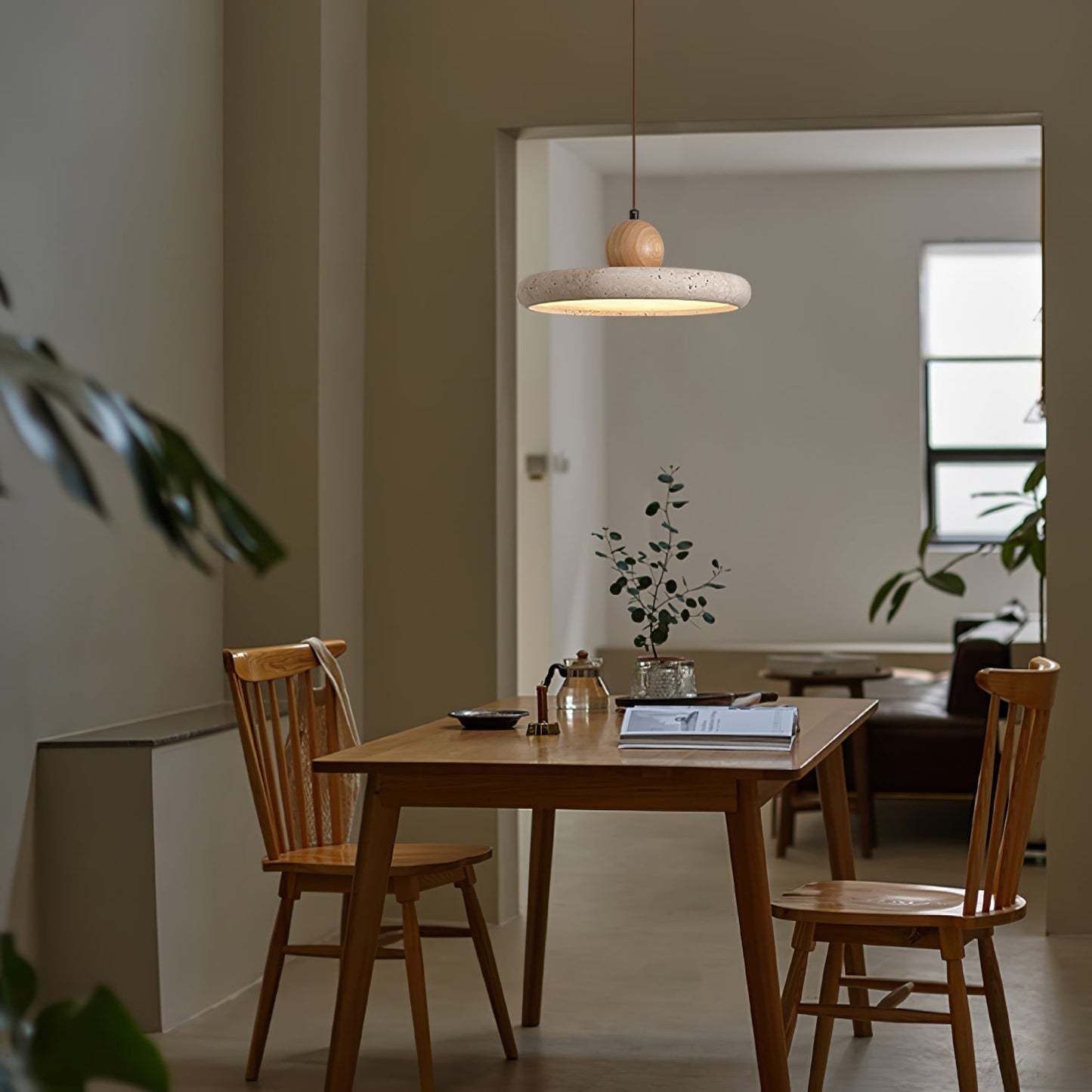 Hanglamp Scandinavisch met Ronde Travertijn Kap en Houten Bol