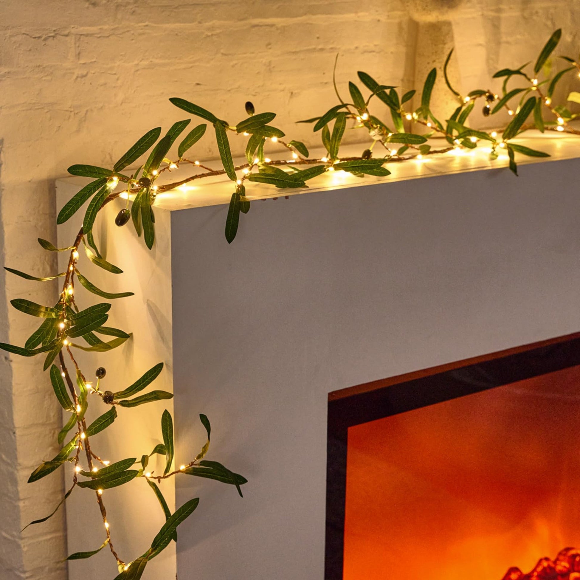 Kunstplant Slinger met LED Lampjes en Olijftak Bladeren