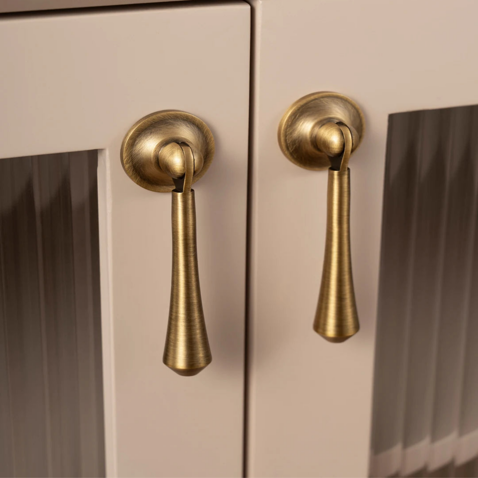 Meubelgreep met Ronde Rozet en Hangend Handvat voor Kast en Lade ##POS:6##