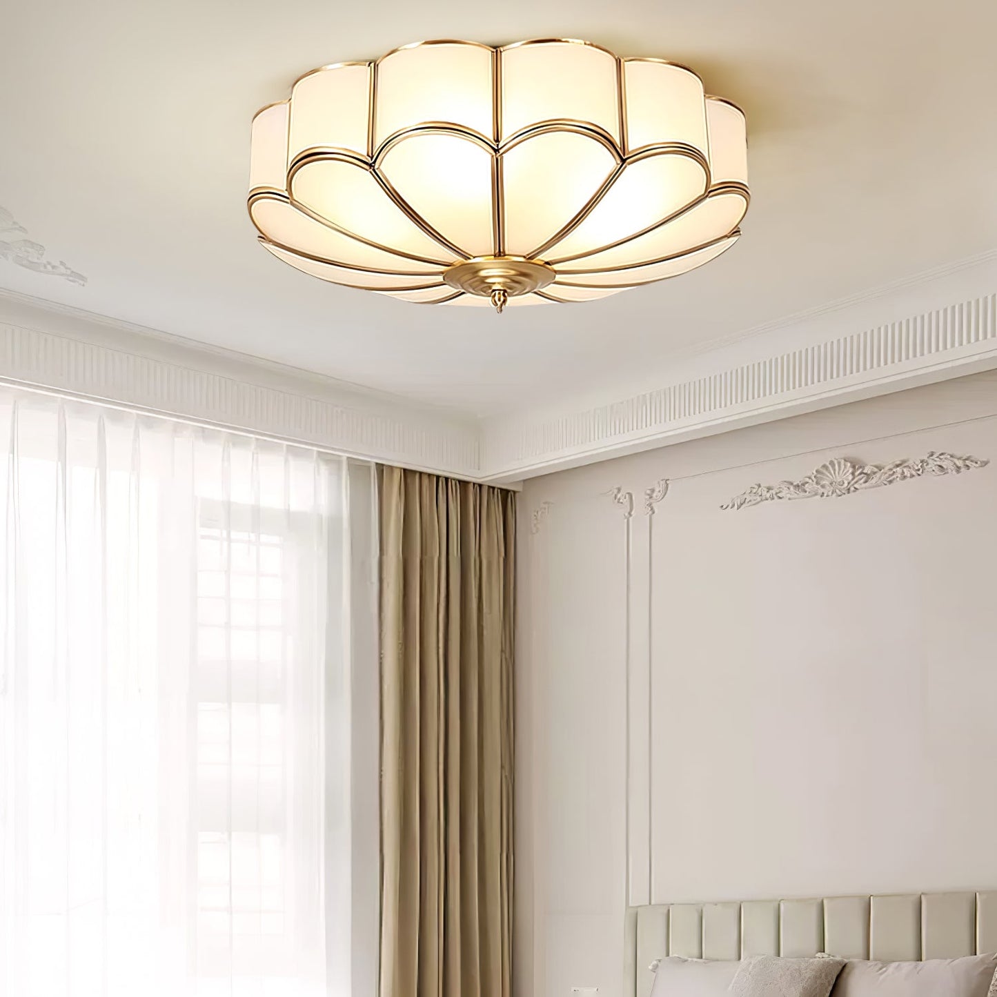 Plafondlamp Art Deco met Bloemblaadjes Kap en Messing Rand