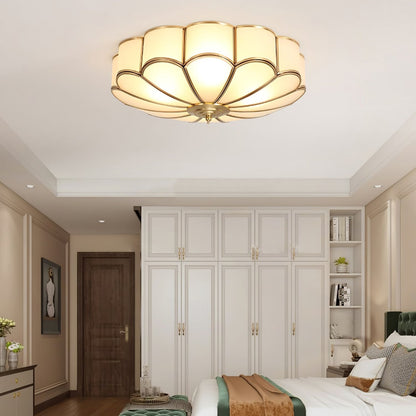 Plafondlamp Art Deco met Bloemblaadjes Kap en Messing Rand