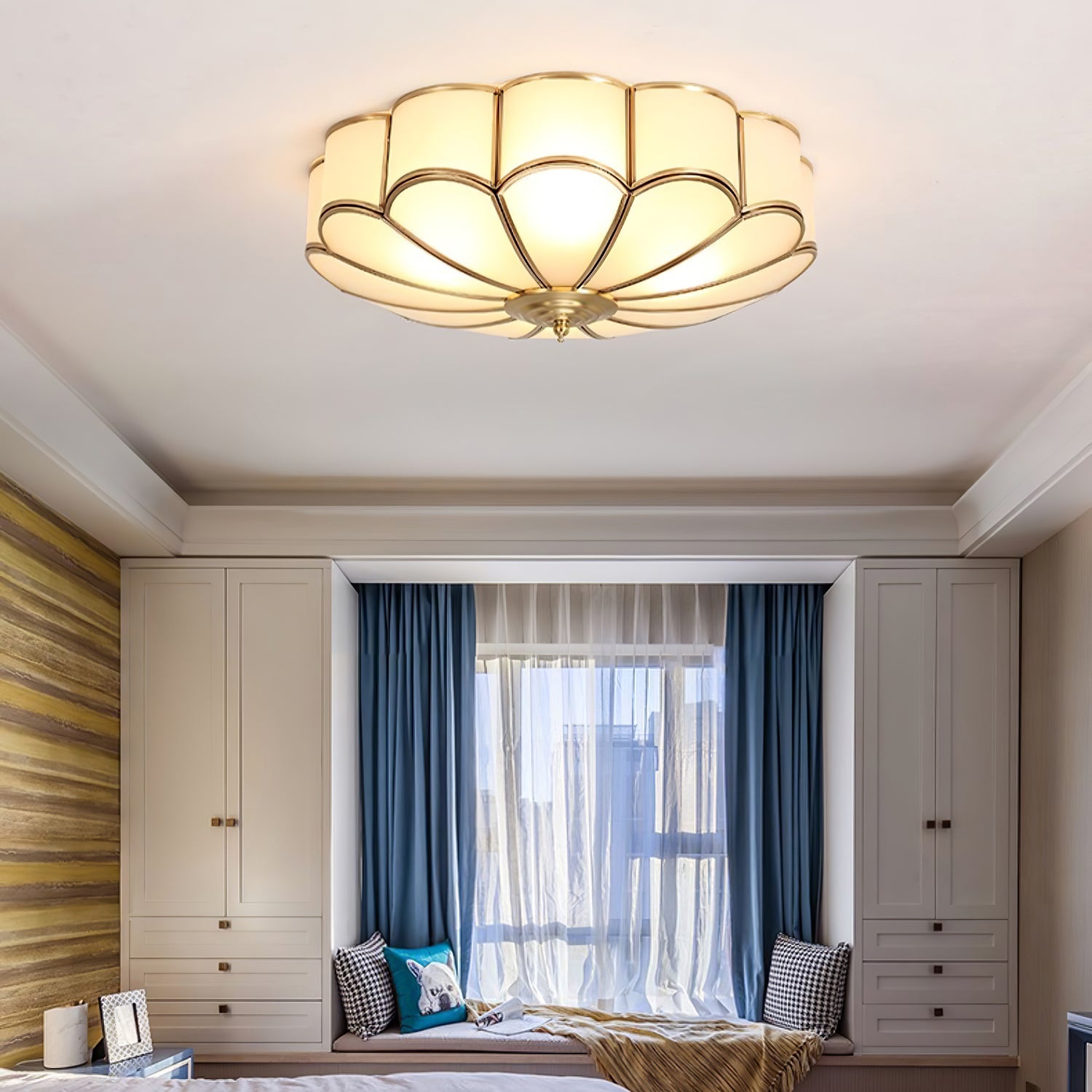 Plafondlamp Art Deco met Bloemblaadjes Kap en Messing Rand