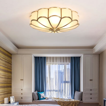 Plafondlamp Art Deco met Bloemblaadjes Kap en Messing Rand