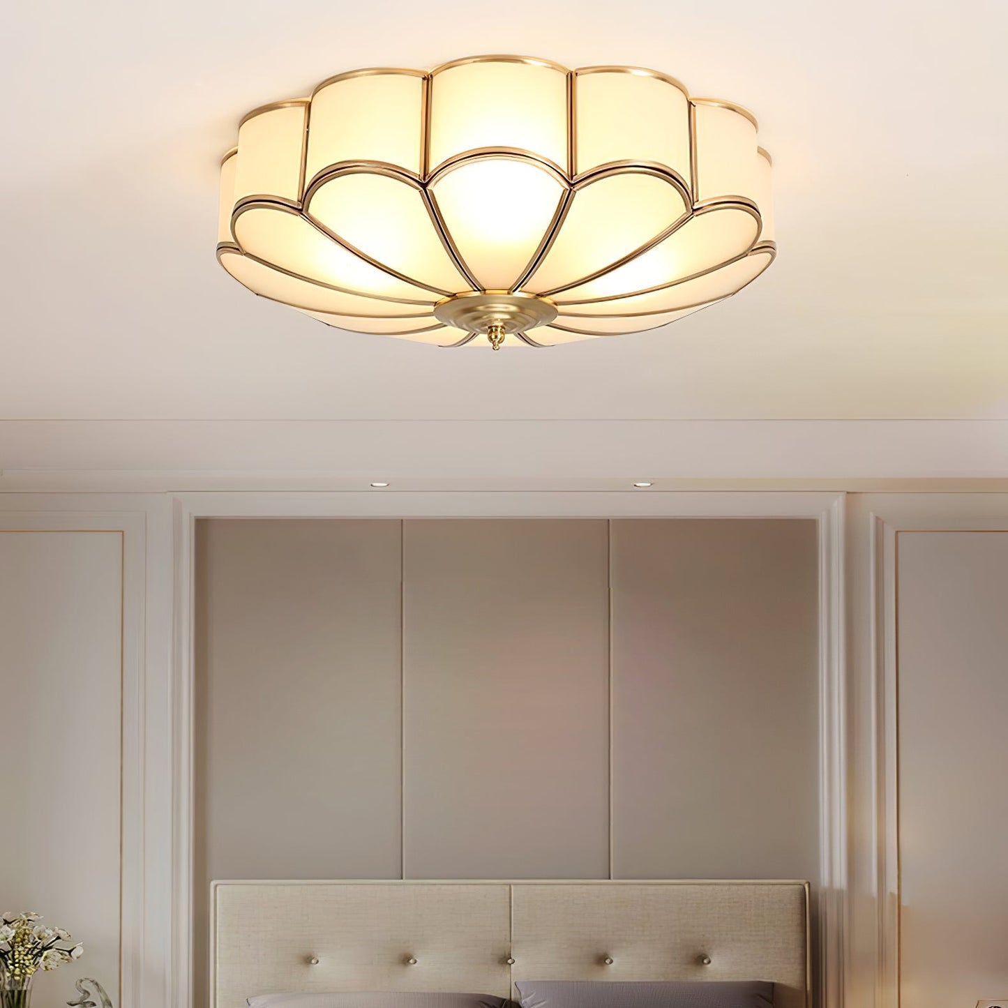 Plafondlamp Art Deco met Bloemblaadjes Kap en Messing Rand