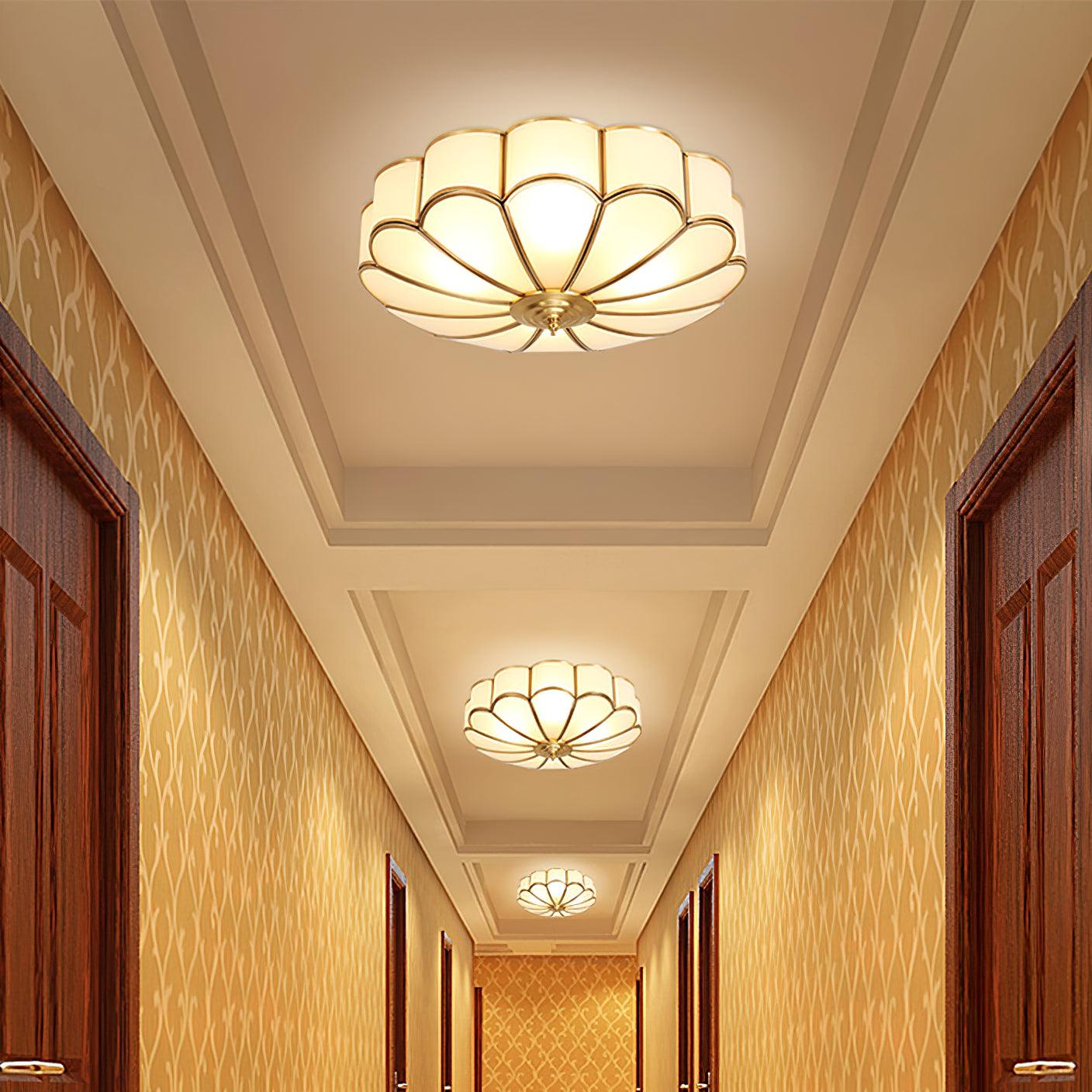 Plafondlamp Art Deco met Bloemblaadjes Kap en Messing Rand
