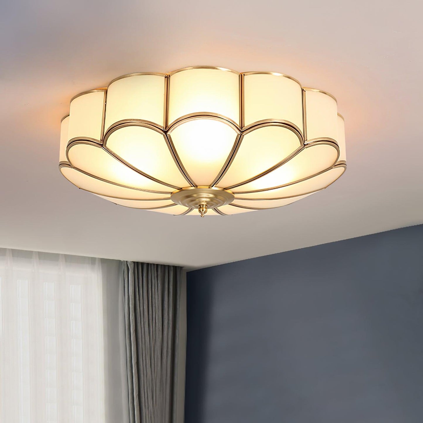 Plafondlamp Art Deco met Bloemblaadjes Kap en Messing Rand