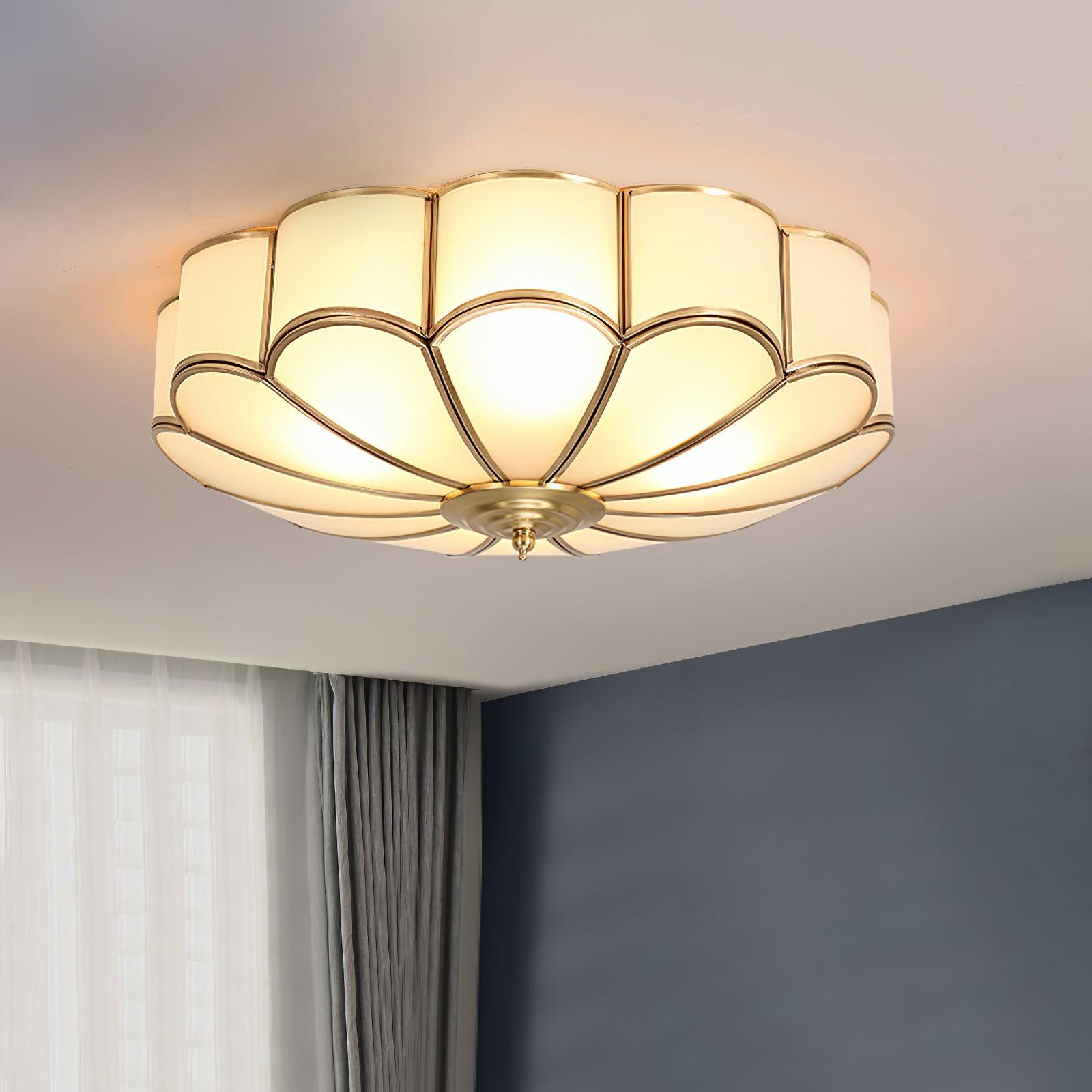 Plafondlamp Art Deco met Bloemblaadjes Kap en Messing Rand