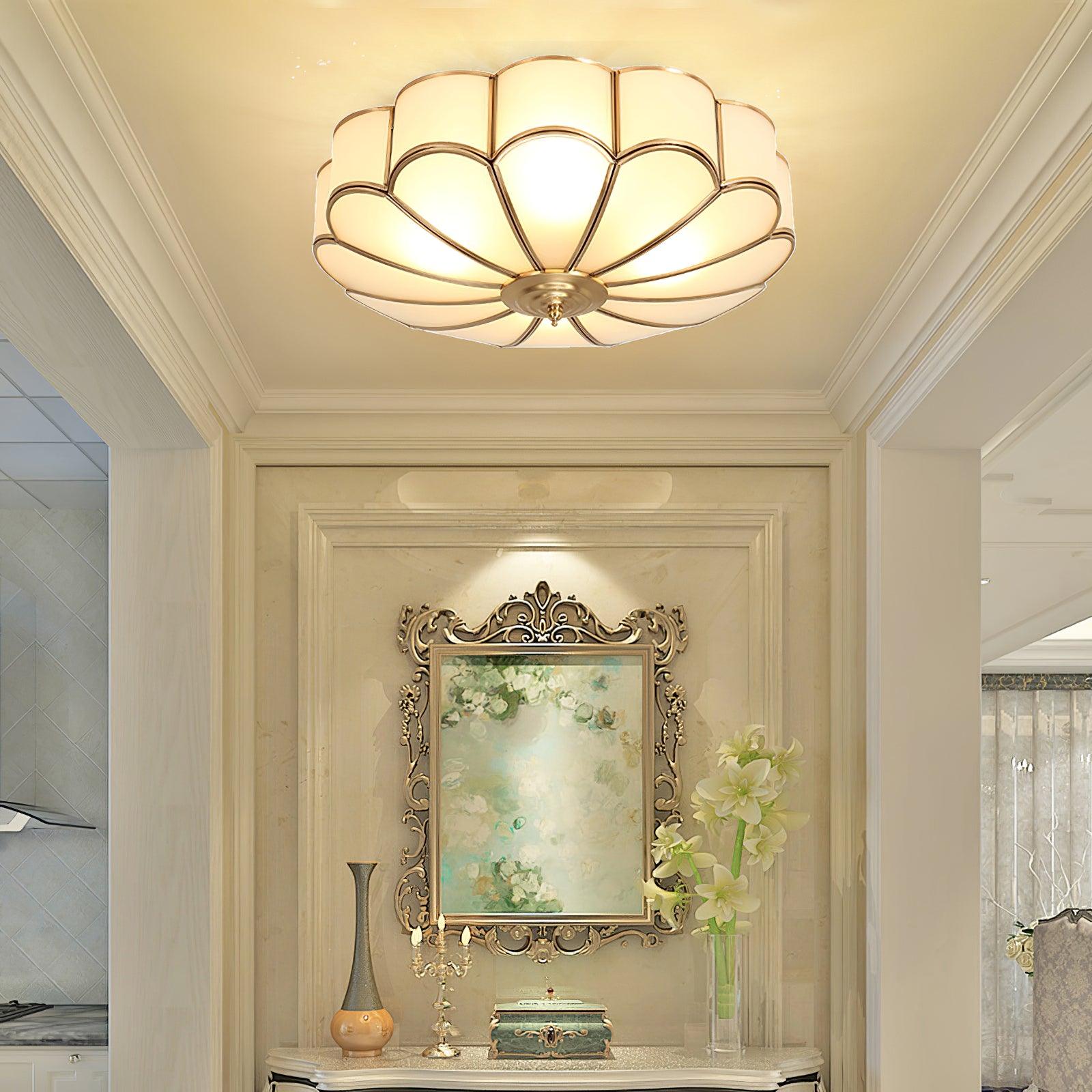 Plafondlamp Art Deco met Bloemblaadjes Kap en Messing Rand