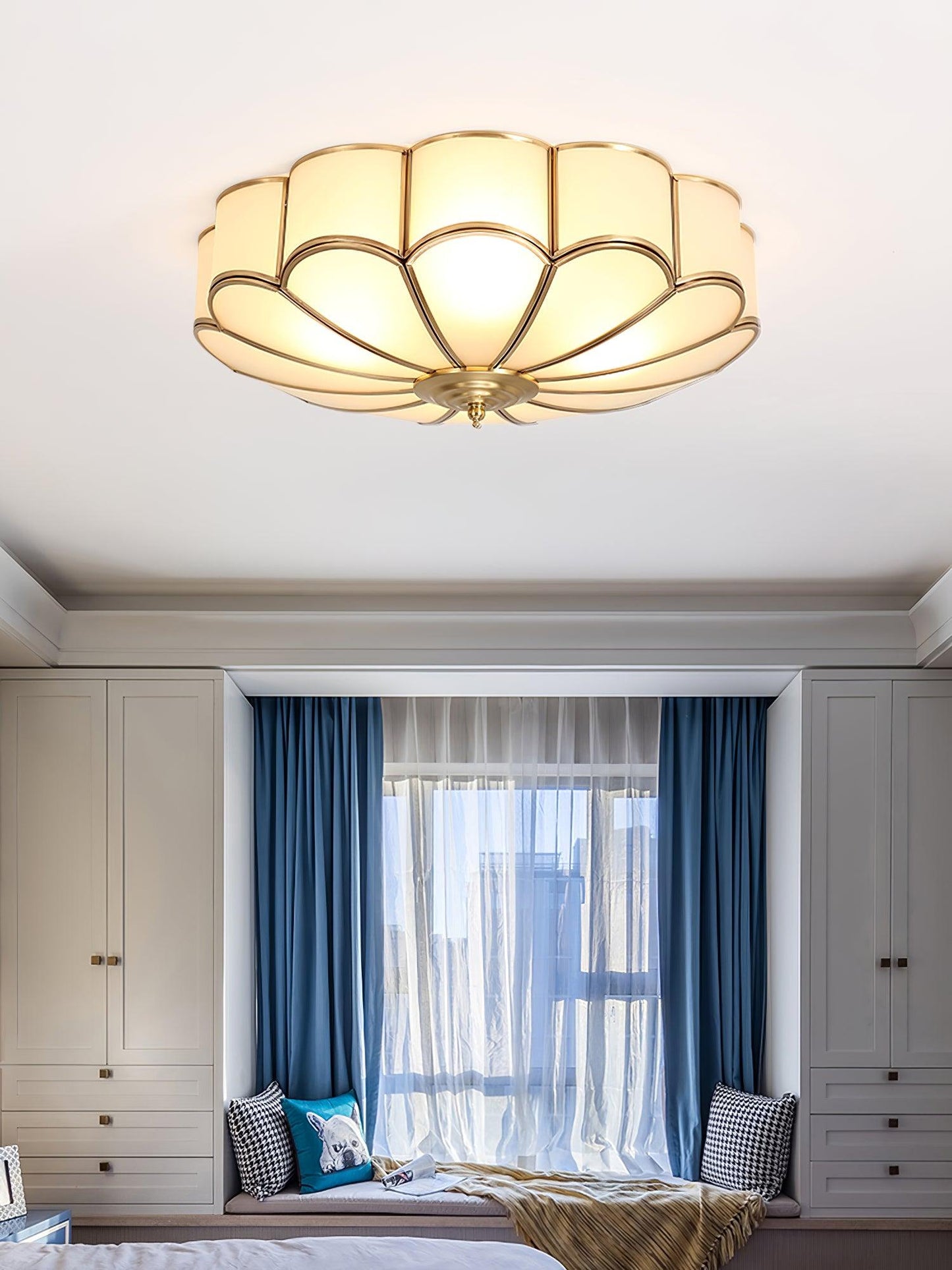 Plafondlamp Art Deco met Bloemblaadjes Kap en Messing Rand