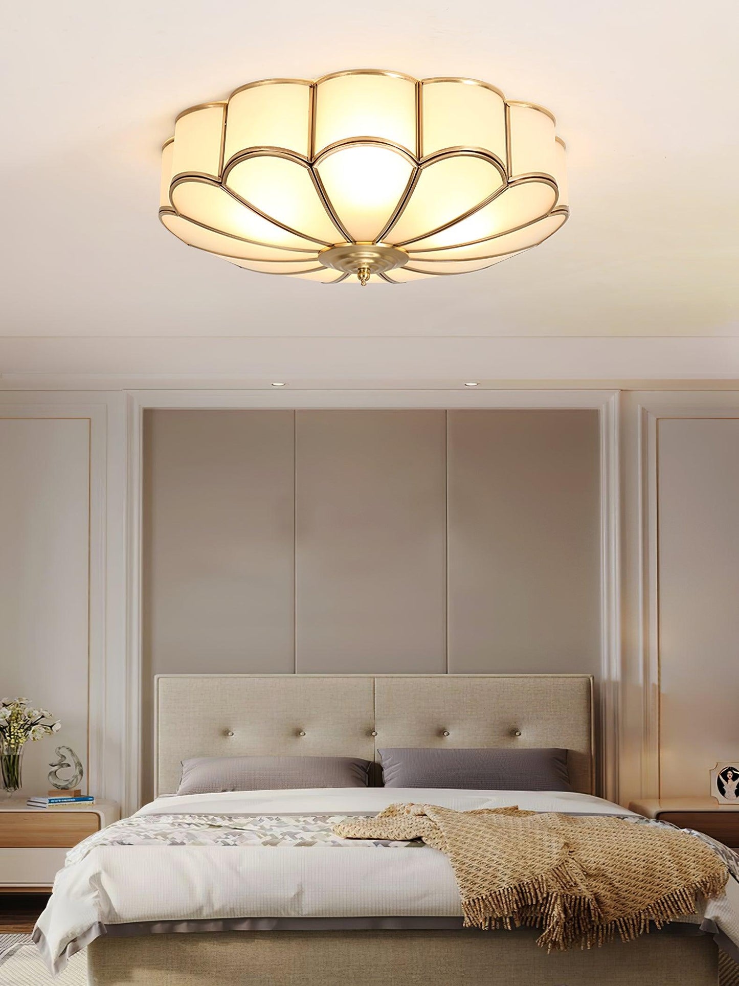 Plafondlamp Art Deco met Bloemblaadjes Kap en Messing Rand