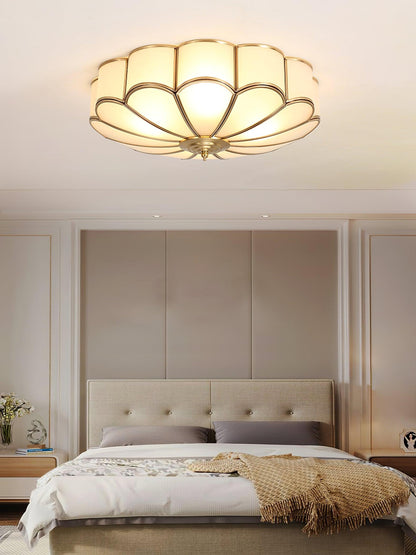 Plafondlamp Art Deco met Bloemblaadjes Kap en Messing Rand